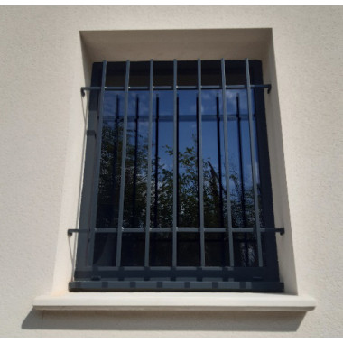Grille de protection / grille de fenêtre de sécurité modèle Épuré en acier sur-mesure, lisses et barreaux en carré plein.