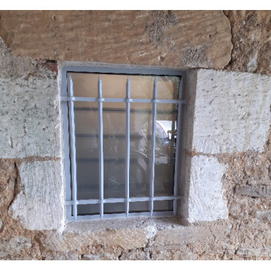 Grille fenêtre de sécurité en acier sur-mesure composée de 2 lisses, de barreaux épointés, Couleur au choix.