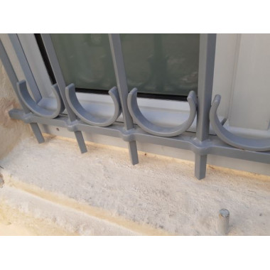 Grille fenêtre de sécurité en acier sur-mesure composée de 3 lisses à trous renflés et de barreaux. Couleur au choix.