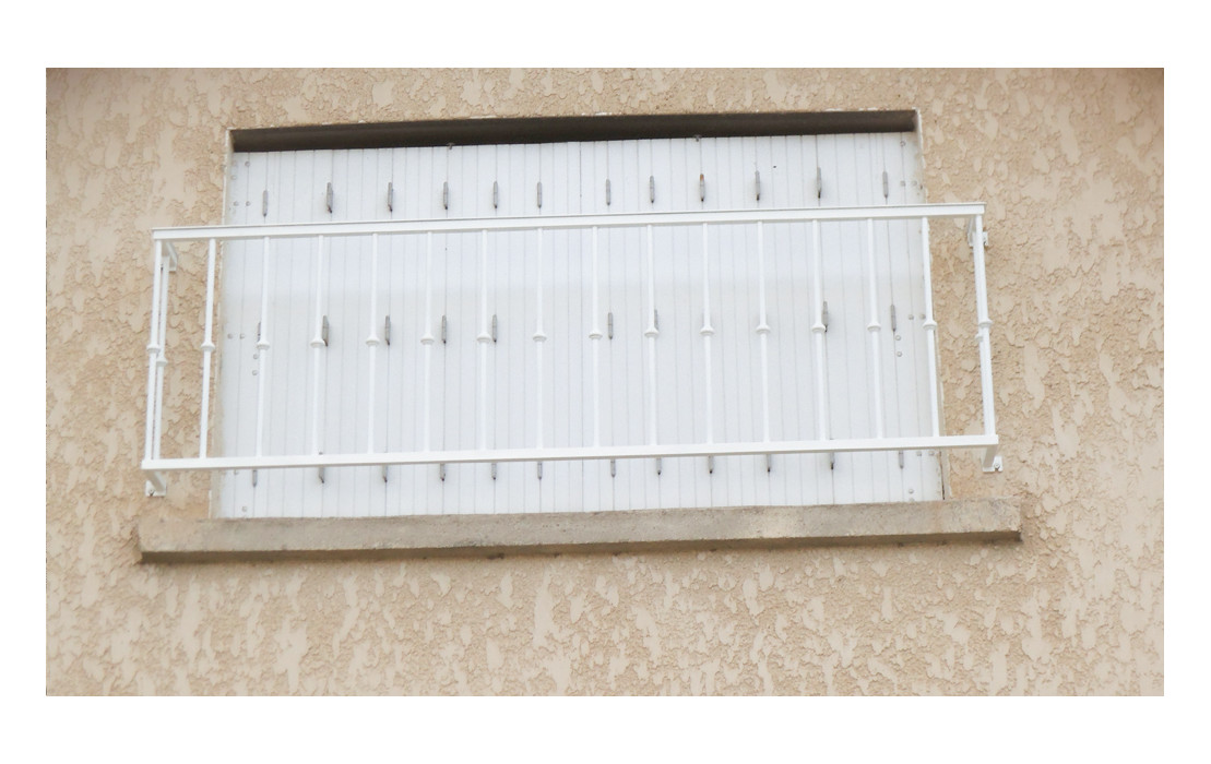 Mode de fixation pour grilles de fenêtre, garde-fous et barre d'appui